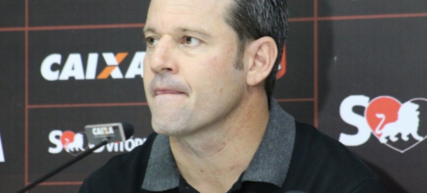 O técnico Argel Fucks, com passagens por vários clubes, está na pauta do Botafogo - Foto: Divulgação / EC Vitória O técnico Argel Fucks, com passagens por vários clubes, está na pauta do Botafogo