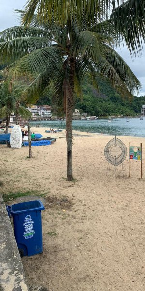 Coletor de lixo em praia de Mangaratiba: estrutura em formato de peixe armazena materiais recicláveis