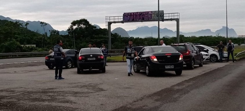 Prefeitura fez ação para combater uso irregular da pista exclusiva do BRT. Ação ocorreu na saída do Túnel Vice-Presidente José Alencar, no sentido Recreio