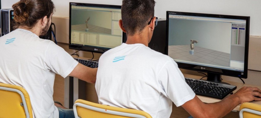 Novo Branding - Resende - Senai. Alunos do SENAI mecatrônica operando braço robótico no computador. Da esquerda para a direita: os alunos Reginaldo Medeiros da S. Junior e Lucas Guilherme Piassa Ferreira. - Foto: Paula Johas Novo Branding - Resende - Senai. Alunos do SENAI mecatrônica operando braço robótico no computador. Da esquerda para a direita: os alunos Reginaldo Medeiros da S. Junior e Lucas Guilherme Piassa Ferreira.