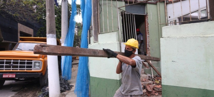 Prefeitura inicia demolições para melhorar o trânsito na Rua Doutor Paulo Alves
