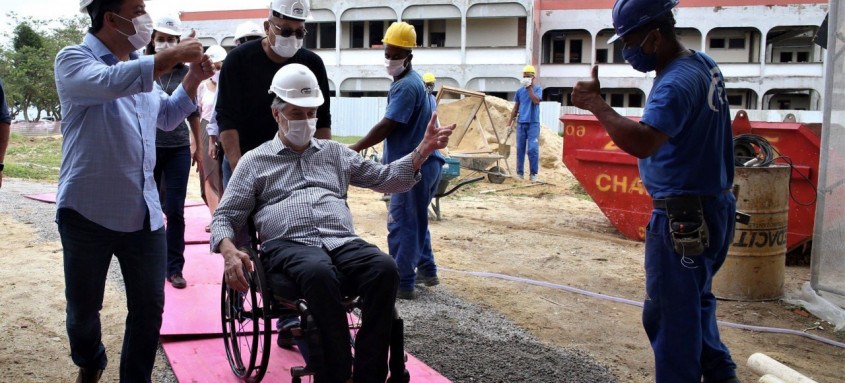 Prefeito e o reitor da UFF percorreram o canteiro de obras. Construção de ampla galeria é a primeira intervenção