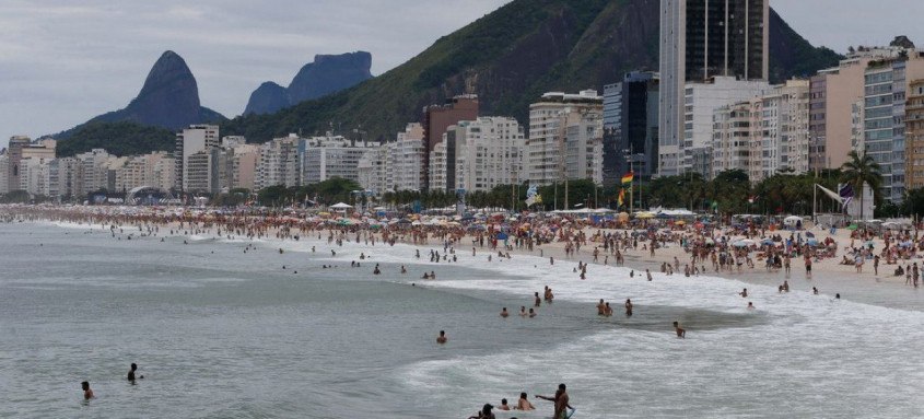 Ação pede que a União fiscalize presencialmente o cumprimento da proibição de cercar faixa de areia e cobrar ingressos