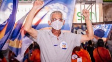 Capitão Nelson, que começou a apuração em segundo lugar, virou e foi eleito o novo prefeito de São Gonçalo Maria Costa / Divulgação