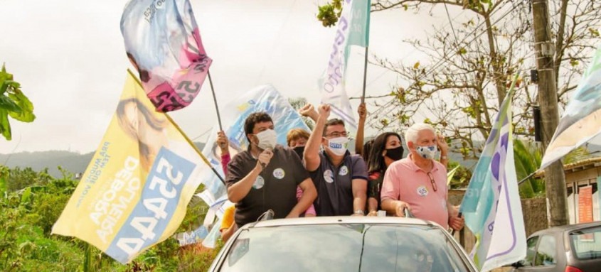 Bruno Lessa fala com eleitores durante a carreata desta segunda-feira