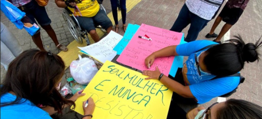 Ato na Praça do Turismo, no Centro de Maricá, reuniu movimentos sociais para pedir justiça em caso de influenciadora