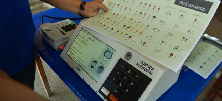 As seções eleitorais estarão abertas das 7h às 17h. Em razão da pandemia, a Justiça Eleitoral ampliou em uma hora o horário de votação - Foto: José Cruz/Agência Brasil As seções eleitorais estarão abertas das 7h às 17h. Em razão da pandemia, a Justiça Eleitoral ampliou em uma hora o horário de votação