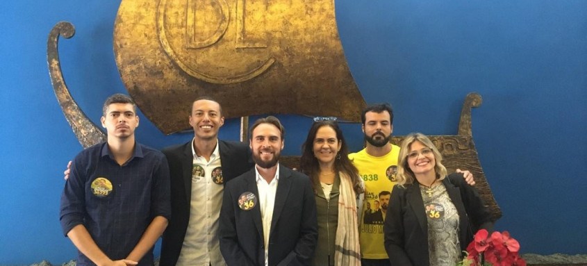 Prefeitável ao lado de apoiadores antes do debate