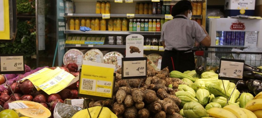 Mesmo com um ano de pandemia, mais da metade dos brasileiros ainda não higienizam os alimentos de forma adequada