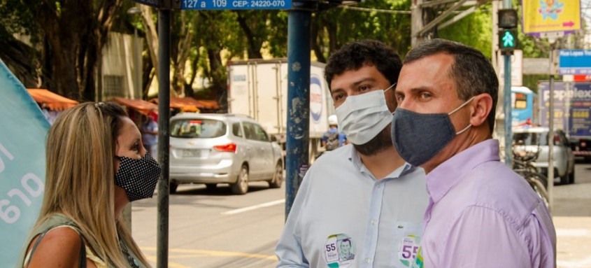 Felipe Peixoto e Bruno Lessa em conversa com eleitores