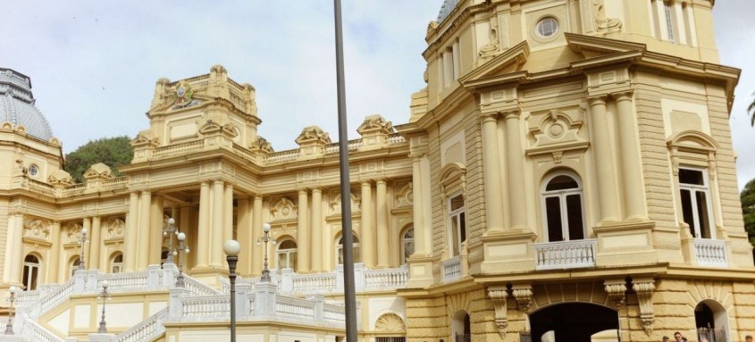Palácio Guanabara: o governador em exercício vetou um artigo da norma, que não isentava o Executivo de investir os percentuais mínimos em Saúde e Educação