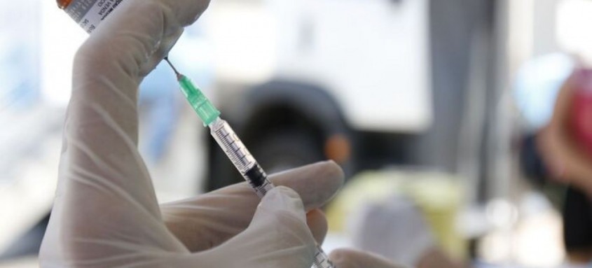 Brasil espera comprovação de eficácia para planejar vacinação enquanto na Europa a Pfizer pede uso emergencial - Foto: Tânia Rego / Agência Brasil Brasil espera comprovação de eficácia para planejar vacinação enquanto na Europa a Pfizer pede uso emergencial