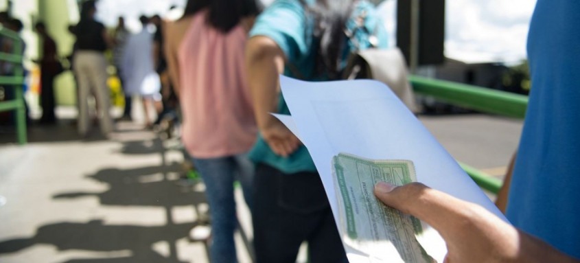 Está previsto que a Justiça Eleitoral deverá fornecer álcool gel aos eleitores - Foto: Marcelo Camargo/Agência Brasil Está previsto que a Justiça Eleitoral deverá fornecer álcool gel aos eleitores