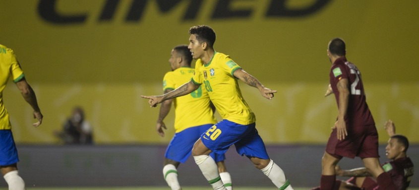 Roberto Firmino comemora seu gol marcado no segundo tempo e que garantiu mais três pontos para o Brasil nas Eliminatórias