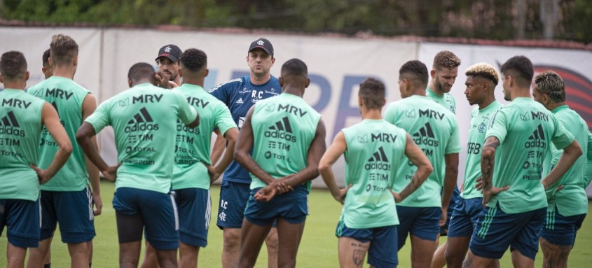 Rogério Ceni conversou com os jogadores no último treino visando o jogo de hoje