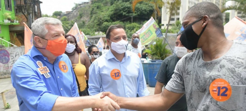 Axel Grael (à esq.) fez campanha neste sábado ao lado do prefeito Rodrigo Neves, conversando com eleitores