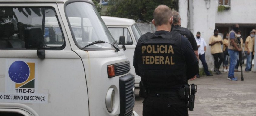 Policiais federais atuaram neste sábado nas distribuições das urnas eletrônicas no Rio de Janeiro