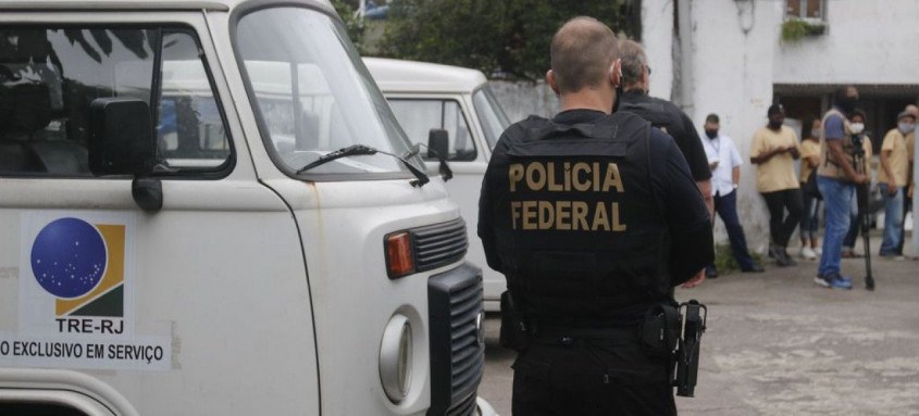 Policiais federais atuaram neste sábado nas distribuições das urnas eletrônicas no Rio de Janeiro - Foto: Fernando Frazão / Agência Brasil Policiais federais atuaram neste sábado nas distribuições das urnas eletrônicas no Rio de Janeiro
