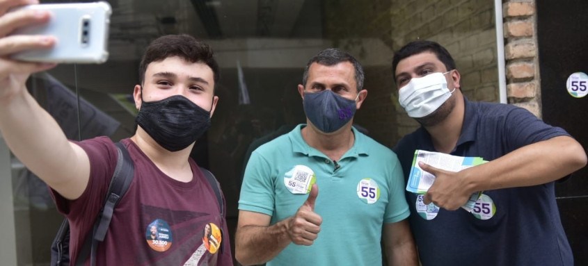 Felipe Peixoto conversou e tirou fotos com eleitores neste sábado, véspera das eleições municipais - Foto: Divulgação Felipe Peixoto conversou e tirou fotos com eleitores neste sábado, véspera das eleições municipais
