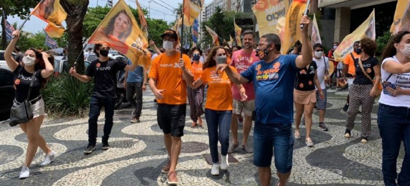 Juliana Benício caminhou por Icaraí ao lado de eleitores e correligionários