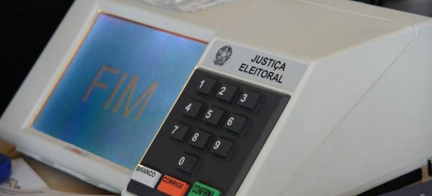 Idosos chegam cedo aos locais de votação para evitar aglomeração
