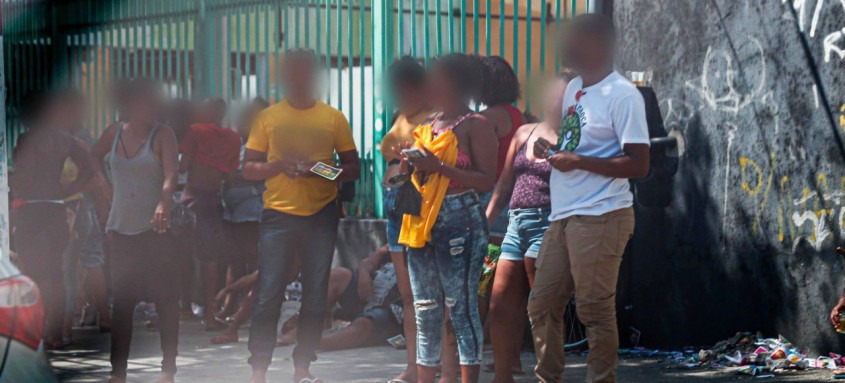 Grupo com quatro a cinco pessoas, localizados próximos aos locais de votação, entregavam santinhos - Foto: Alex Ramos Grupo com quatro a cinco pessoas, localizados próximos aos locais de votação, entregavam santinhos