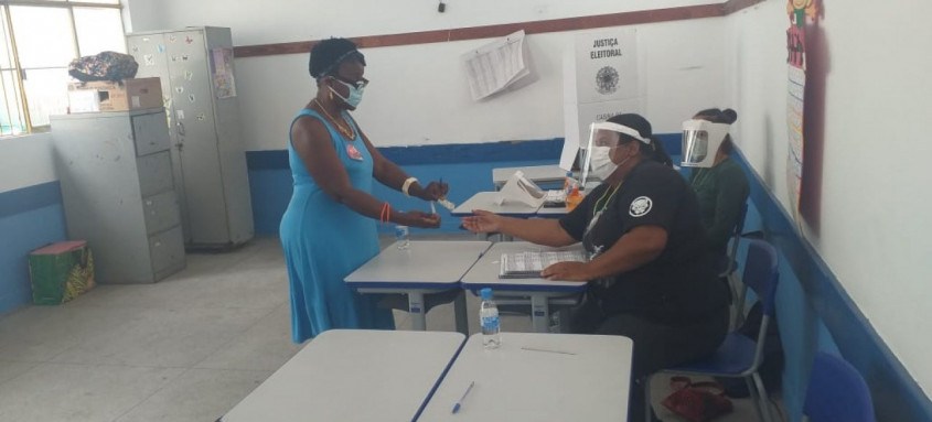 Dayse Oliveira (PSTU) votou no início da tarde deste domingo em uma escola do bairro Jardim Catarina - Foto: Divulgação Dayse Oliveira (PSTU) votou no início da tarde deste domingo em uma escola do bairro Jardim Catarina