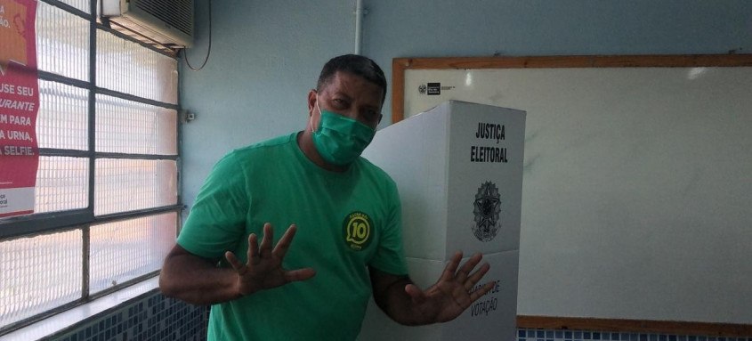 Concorrendo ao cargo de prefeito de São Gonçalo pela segunda vez, Dejorge Patrício votou no bairro Boaçu