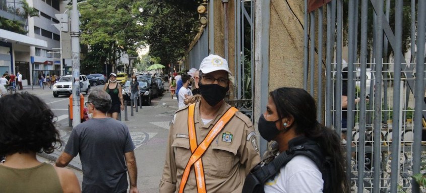 Equipe de segurança durante eleições municipais de 2020 na 4ª zona eleitoral, no Colégio Bennett, no bairro do Flamengo.