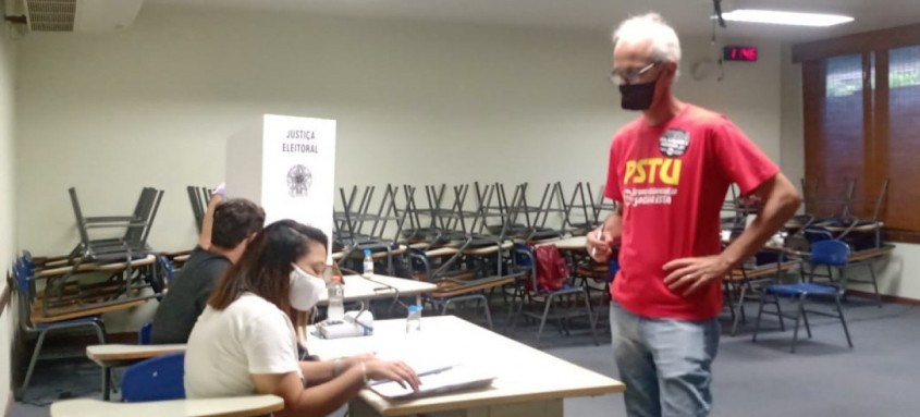 Candidato do PSTU votou no final da manhã no Centro de Niterói