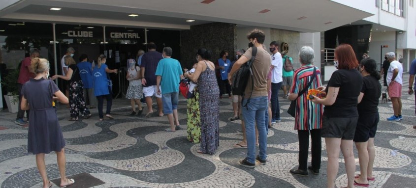 No Clube Central, em Icaraí, algumas filas começam a se formar