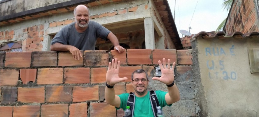 Vitorioso, o empresário Leandro Peixe faz o dez com as mãos, seu número de candidato, que rendeu 25,17% dos votos