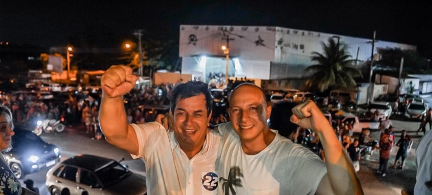 Marcelo Delaroli comemorou a vitória ao lado de seu vice, Casula. O prefeito eleito obteve 42.025 votos (39,30%)