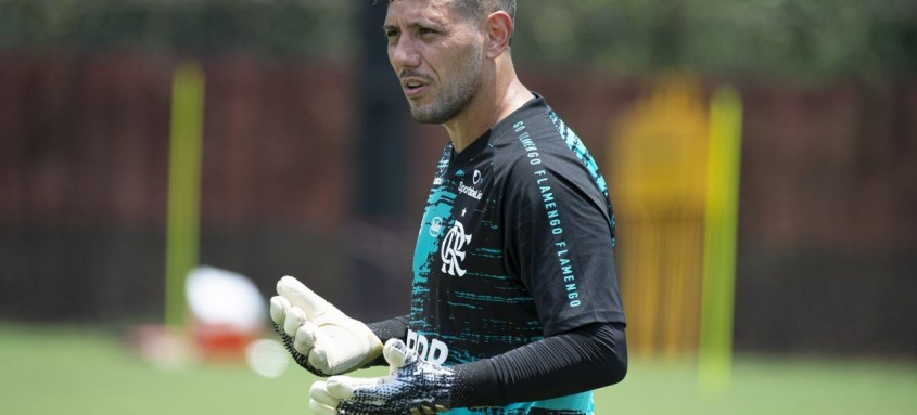 Diego Alves, lesionado na coxa direita, desfalcará o Fla mais uma vez. Hugo Souza assume o gol rubro-negro - Foto: Alexandre Vidal / Flamengo Diego Alves, lesionado na coxa direita, desfalcará o Fla mais uma vez. Hugo Souza assume o gol rubro-negro