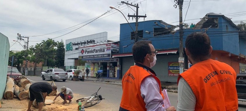 Funcionários da Prefeitura trabalharam para reparar danos causados pelo vento - Foto: Divulgação/Prefeitura de São Gonçalo Funcionários da Prefeitura trabalharam para reparar danos causados pelo vento