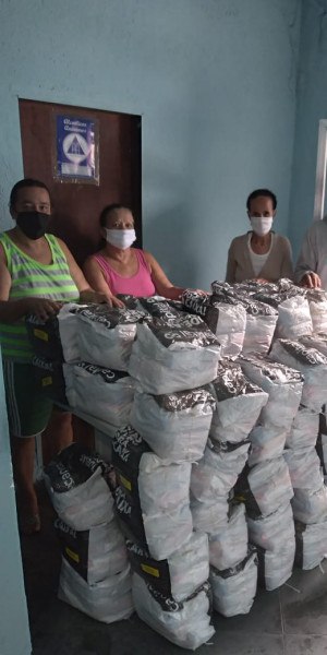 As quatro toneladas e meia de alimentos foram entregues aos insulanos na Associação de Moradores da comunidade