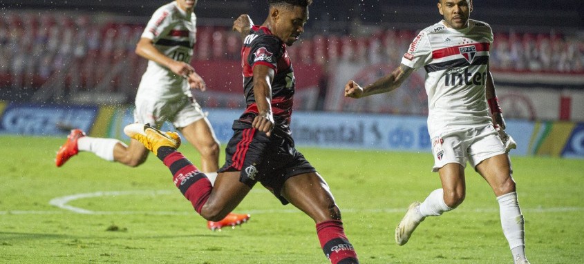Vitinho perdeu um pênalti quando o jogo estava 2 a 0 para o São Paulo - Foto: Alexandre Vidal / Flamengo Vitinho perdeu um pênalti quando o jogo estava 2 a 0 para o São Paulo