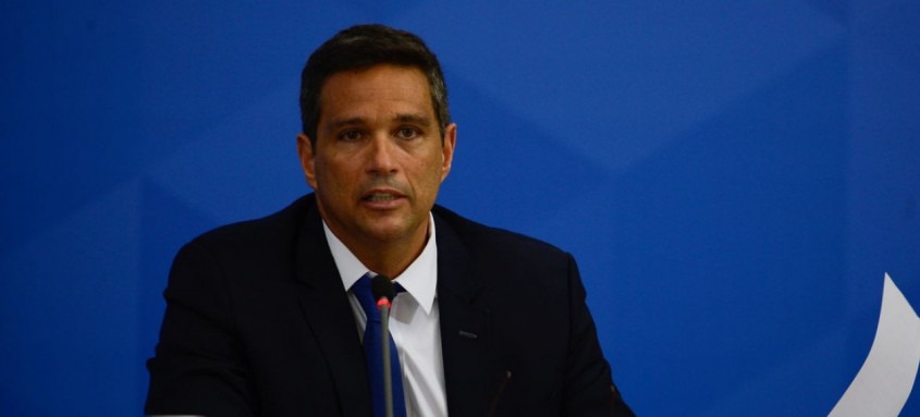 O presidente do Banco Central, Roberto Campos Neto falam à imprensa no Palácio do Planalto, sobre as ações de enfrentamento ao covid-19 no país - Foto: Marcello Casal JrAgência Brasil O presidente do Banco Central, Roberto Campos Neto falam à imprensa no Palácio do Planalto, sobre as ações de enfrentamento ao covid-19 no país