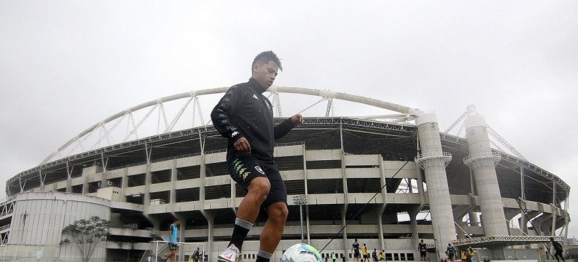 Lecaros treinou nesta quarta-feira em um dos campos anexos do estádio Nilton Santos - Foto: Vitor Silva / Botafogo Lecaros treinou nesta quarta-feira em um dos campos anexos do estádio Nilton Santos