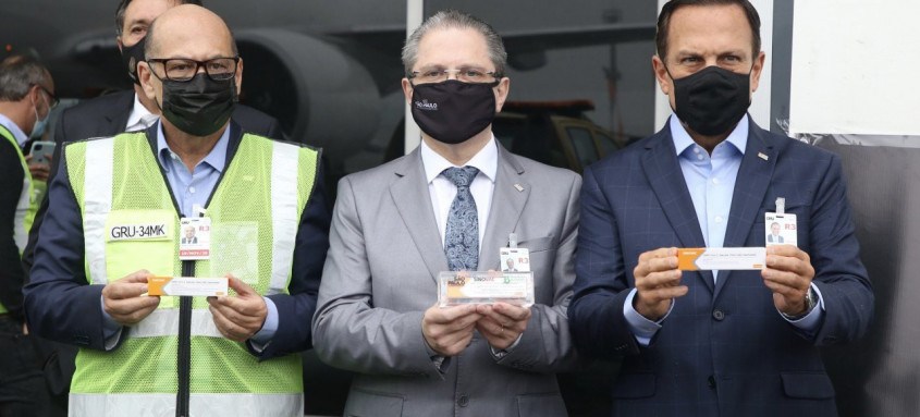 O governador João Doria, ao lado de autoridades da área de Saúde, acompanhou a chegada das vacinas em Guarulhos - Foto: Divulgação/Governo do Estado de São Paulo O governador João Doria, ao lado de autoridades da área de Saúde, acompanhou a chegada das vacinas em Guarulhos