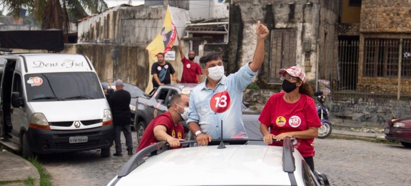 Dimas Gadelha realizou nesta quinta-feira uma carreata que passou por vários bairros de São Gonçalo