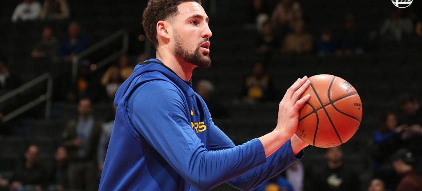 Devido a outra lesão, Klay Thompson não jogou a última temporada da NBA vencida pelo Los Angeles Lakers - Foto: Divulgação / Golden State Warriors Devido a outra lesão, Klay Thompson não jogou a última temporada da NBA vencida pelo Los Angeles Lakers