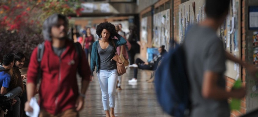 Especialista diz que desigualdade pode afetar progresso do país
UnB reserva vagas para negros desde o vestibular de 2004
Percentual de negros com diploma cresceu quase quatro vezes desde 2000, segundo IBGE - Foto: Marcello Casal Jr/Agência Brasil Especialista diz que desigualdade pode afetar progresso do país
UnB reserva vagas para negros desde o vestibular de 2004
Percentual de negros com diploma cresceu quase quatro vezes desde 2000, segundo IBGE