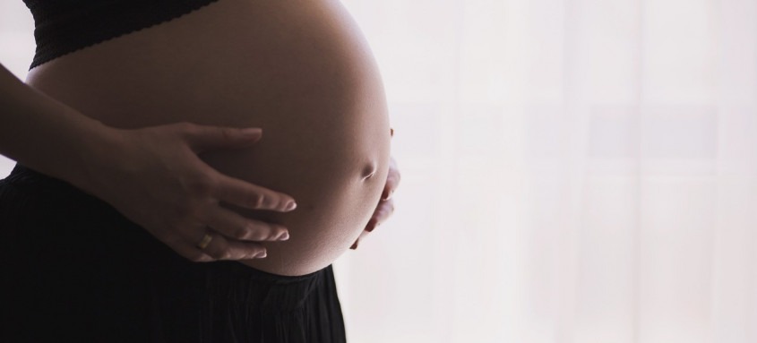 A gravidez na adolescência está relacionada a muitas causas, entre elas a diminuição da idade em que ocorre a primeira menstruação e a iniciação sexual