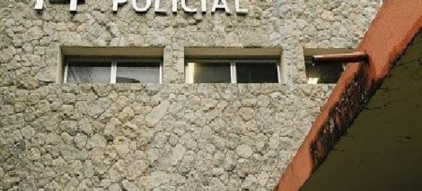 Segundo a polícia, ele batia na cabeça dela com uma garrafa, desferia chutes e a queimava com cigarros - Foto: Divulgação Segundo a polícia, ele batia na cabeça dela com uma garrafa, desferia chutes e a queimava com cigarros