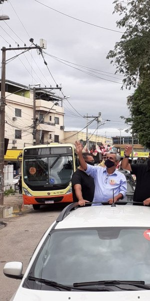 O candidato Dimas Gandelha participa de carreata pelas ruas da Trindade