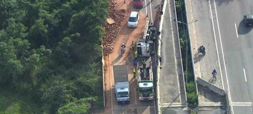 Congestionamento chegou a 3 km na pista sentido Rio de Janeiro
