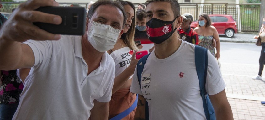A delegação foi recebida com festa por torcedores brasileiros e argentinos - Foto: Alexandre Vidal / Flamengo A delegação foi recebida com festa por torcedores brasileiros e argentinos