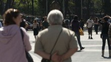 Muitas pessoas estão contraindo "dívidas impagáveis" após serem mal esclarecidas por instituições financeiras e usarem o cartão de crédito consignado Marcelo Camargo / Agência Brasil