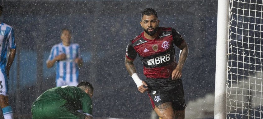 Gabigol fez o gol rubro-negro na noite desta terça, na Argentina, após grande jogada individual de Bruno Henrique